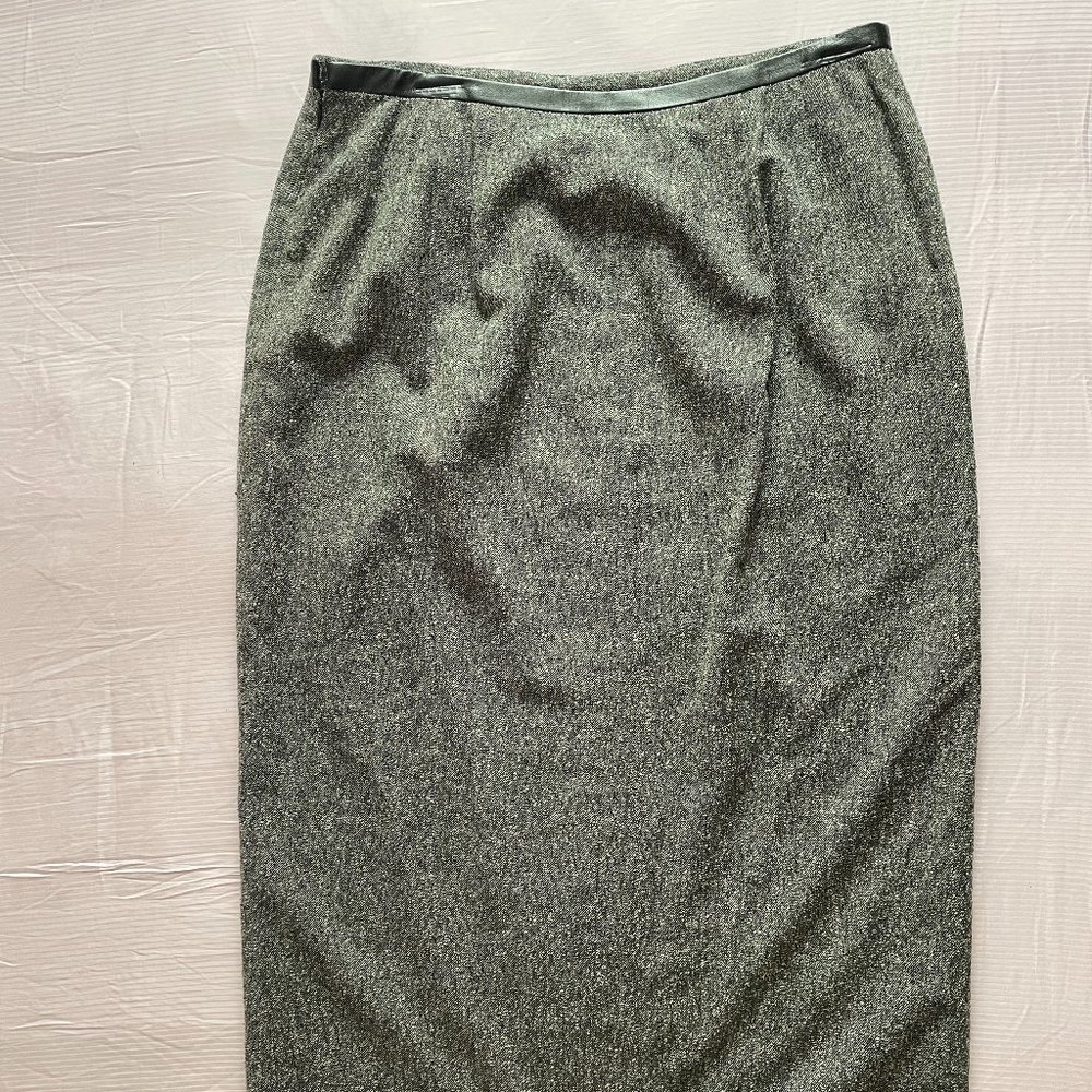 Dark gray woven Dana Buchman skirt with faux-leather-looking accents, size 18.